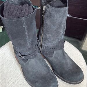 UGG  Women’s suede boots